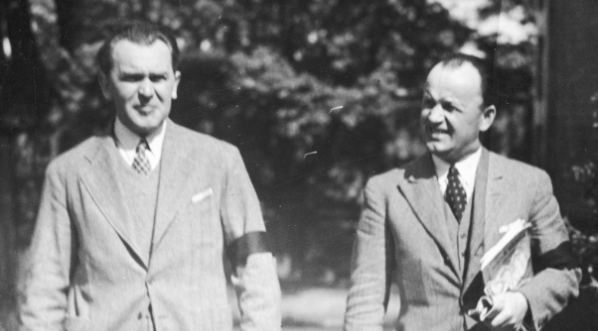  Dr Wiktor Kaliciński (z prawej) i doc. dr. Józef Laskowski po wyjściu z pracowni Anatomo-Patologicznej Centrum Wyszkolenia Sanitarnego.  