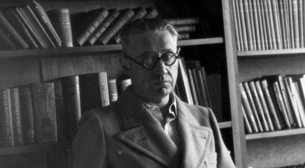  Zygmunt Nowakowski w swoim mieszkaniu w 1939 roku.  