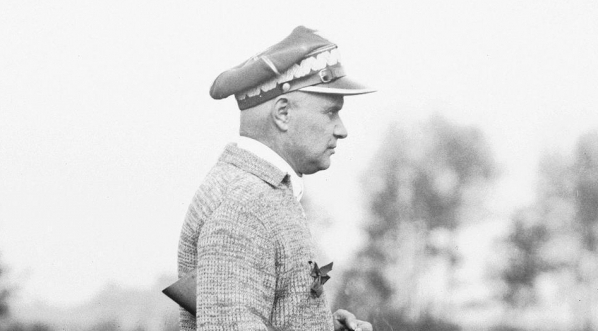 Gen. Władysław Bończa-Uzdowski na stanowisku podczas polowania 16.10.1935 r.  