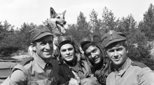  Scena z serialu telewizyjnego Konrada Nałęckiego "Czterej pancerni i pies" z 1966 roku.  