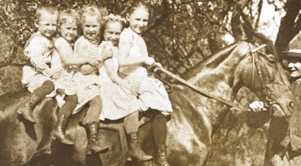  Dzieci Karola Stromengera siedzące na koniu.  
