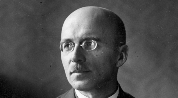  Jan Jankowski, kierownik Ministerstwa Pracy i Opieki Społecznej w swoim gabinecie pracy.  