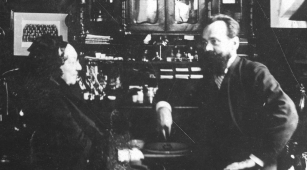  Maria Orpiszewska w swoim mieszkaniu w towarzystwie profesora Wicherkiewicza.  