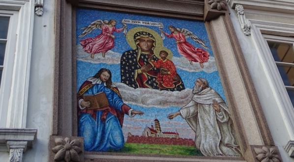  Mozaika z Matką Boską Częstochowską i widoczną w tle wieżą  w klasztorze na Jasnej Górze.  