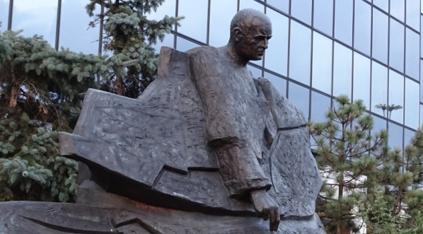  Pomnik Stefana Starzyńskiego na placu Bankowym w Warszawie.  