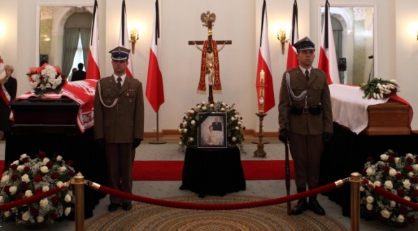  Wystawienie trumien pary prezydenckiej w Pałacu Prezydenckim, 13.04.2010 r.  