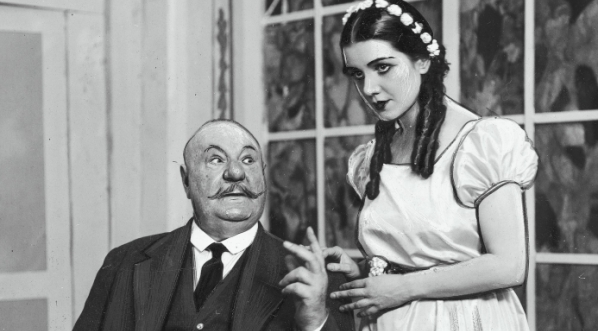  Mieczysław Frenkiel i Halina Cieszkowska w przedstawieniu  „Dwór we Włodkowicach” Zygmunta Przybylskiego w Teatrze Nowym w Poznaniu.  