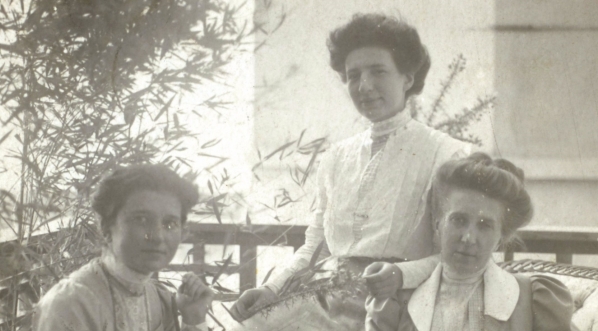  Julia Puszetowa w towarzystwie Zofii Żółtowskiej i Marii Puszet w Viareggio.  