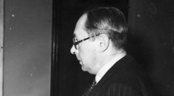  Wręczenie ministrowi spraw wewnętrznych Zygmuntowi Berezowskiemu proporca Armii Krajowej 7.06.1945 r.  