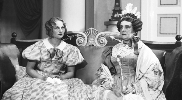  Teresa Suchecka i Zuzanna Zalewska w przedstawieniu "Wychowanka" w Teatrze im. Juliusza Słowackiego w Krakowie we wrześniu 1935 r.  
