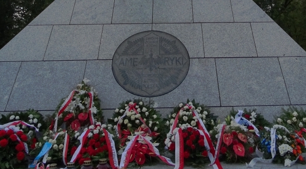 Pomnik Czynu Zbrojnego Polonii Amerykańskiej na Żoliborzu w Warszawie.  