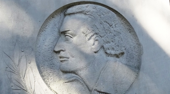 Tablica z wizerunkiem Dobiesława Damięckiego na jego grobie w Alei Zasłużonych cmentarza Powązkowskiego w Warszawie.  