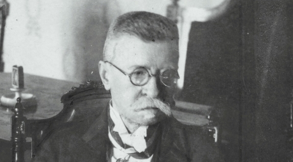  Edward Porębowicz pomiędzy dwoma nierozpoznanymi osobami.  