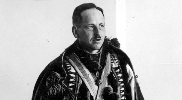  Poseł Petro Szekeryk-Donykiw w stroju regionalnym.  