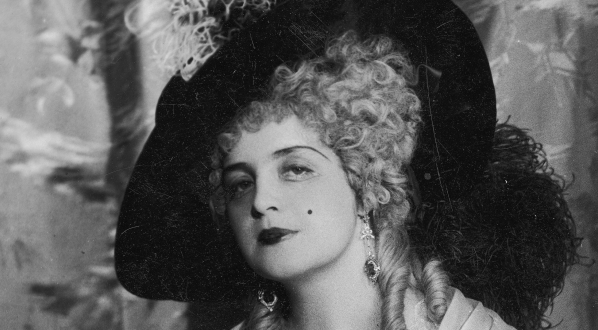  Maria Gorczyńska w komedii „Adwokat w opałach” w Teatrze Letnim w Warszawie w czerwcu 1932 roku.  