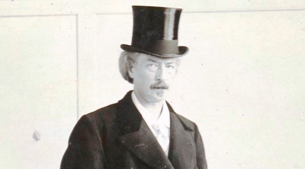  Portret Ignacego Jana Paderewskiego (ujęcie całej postaci, w cylindrze i płaszczu, z parasolem)  