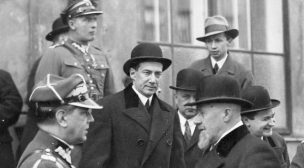  Powitanie marszałka Polski Józefa Piłsudskiego na dworcu w Warszawie po powrocie z Egiptu w kwietniu 1932 r.  