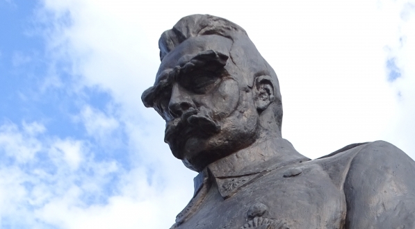  Pomnik Józefa Piłsudskiego koło Belwederu w Warszawie wystawiony jako wyraz wdzięczności za ocalenie Warszawy w 1920 roku.  