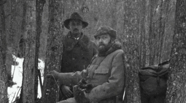  Hrabia Zdzisław Tarnowski na stanowisku podczas polowania na dziki w ordynacji księcia Karola Mikołaja Radziwiłła w styczniu 1936 roku.  