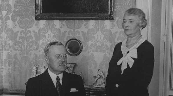  Ambasador Polski we Włoszech Alfred Wysocki z małżonką Marią w salonie ambasady.  