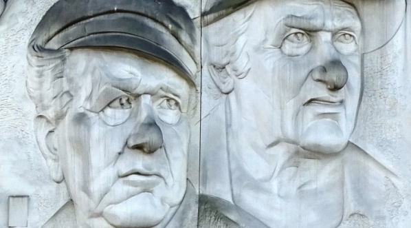  "Wacław Kowalski, Władysław Hańcza", płaskorzeźba na ścianie Kina Praha w Warszawie.  