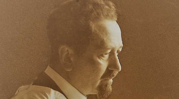  Rudolf Stefan Weigl w fartuchu laboratoryjnym.  