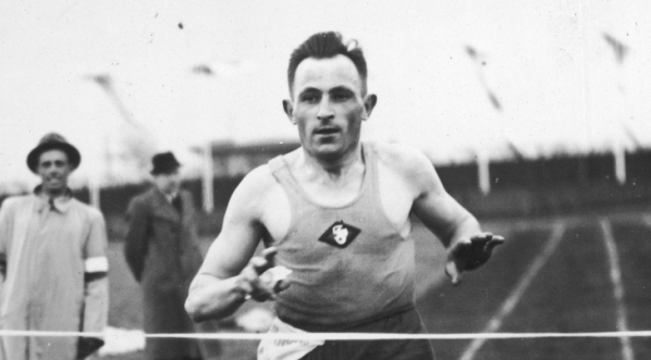  Józef Noji przekracza linię mety biegu przełajowego w Katowicach, 8.05.1938 r.  
