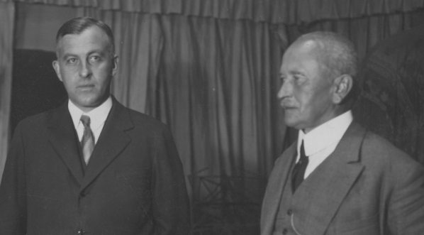  Minister komunikacji Juliusz Eberhardt i wojewoda warszawski Władysław Jaroszewicz przed mikrofonem Polskiego Radia w 1933 r.  