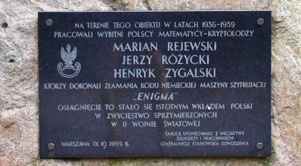  Kamień i tablica upamiętniająca Mariana Rajewskiego, Jerzego Różyckiego i Henryka Zygalskiego w Lesie Kabackim w Warszawie.  