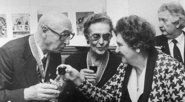  Pisarze Alina i Czesław Centkiewiczowie z orderami Odrodzenia Polski w czasie wznoszenia toastu, 1984 r.  