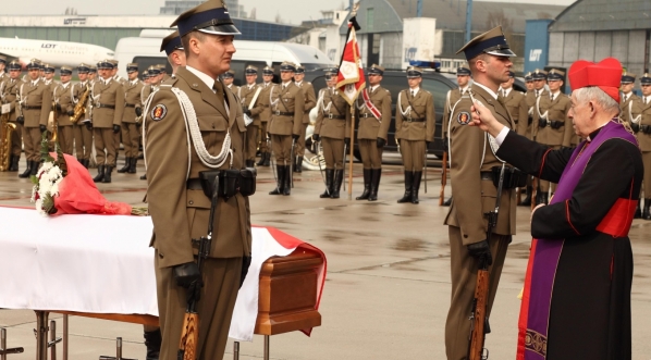  Przylot samolotu z trumną z ciałem Marii Kaczyńskiej 13.04.2010 r.  
