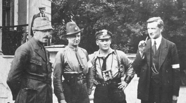  III powstanie śląskie - grupa oficerów 1 dywizji przed pałacem w Sławięcicach.  