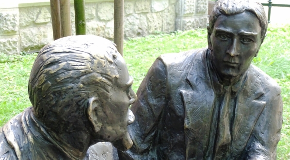  Ławka Stefana Banacha i Ottona Nikodyma na krakowskich Plantach nieopodal Wawelu.  