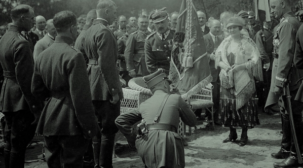  Wręczenie sztandaru osadzie Krechowieckiej w trakcie obchodów dziesięciolecie 1 pułku Ułanów Krechowieckich w Augustowie w 1925 r.  