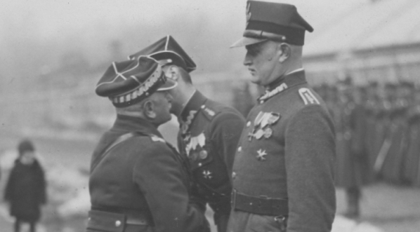  Dekoracja wojskowych 1 Dywizjonu Artylerii Konnej im. gen. Józefa Bema w Warszawie.  