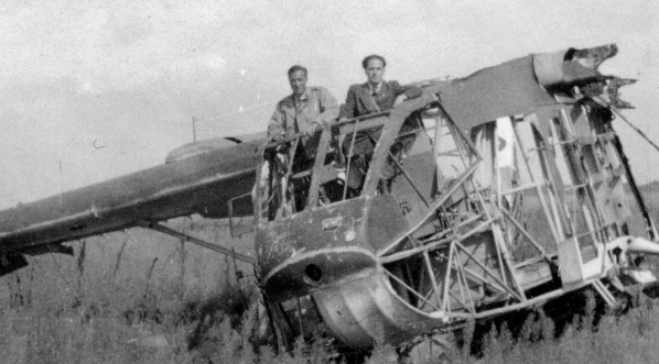  Geolodzy Henryk Świdziński (z lewej) i Tadeusz Bocheński przy wraku samolotu. .  