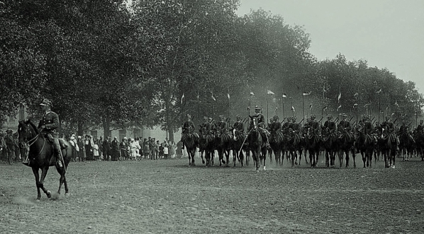  Defilada w trakcie obchodów dziesięciolecnia 1 Pułku Ułanów Krechowieckich w Augustowie w 1925 r.  
