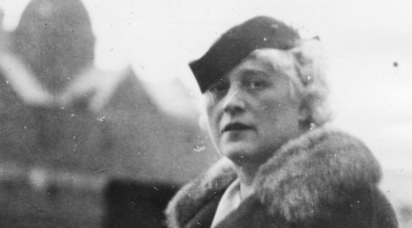  Artystka malarka Janina Nowotnowa na dachu Pałacu Prasy w Krakowie.  