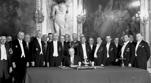  Podpisanie Konstytucji przez prezydenta RP Ignacego Mościckiego w Sali Rycerskiej na Zamku Królewskim 10.11.1935 r.  