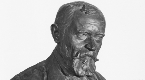  Rzeźba dłuta Balbiny Świtycz-Widackiej przedstawiająca popiersie Adolfa Dygasińskiego.  