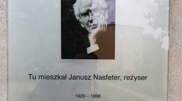  Tablica informacyjna na ścianie bloku w którym mieszkał Janusz Nasfeter.  