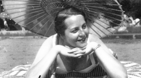  Maria Gorczyńska na plaży.  