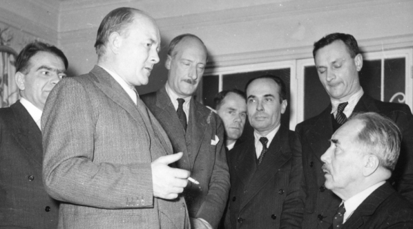  Pożegnanie premiera Stanisława Mikołajczyka przed odlotem do Moskwy w październiku 1944 roku.  