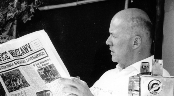  Jan Nowak-Jeziorański przy lekturze "Życia Warszawy".  