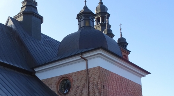  Kościół Podwyższenia Krzyża Świętego w Zwoleniu od strony kaplicy św. Franciszka, zwanej też kaplicą Kochanowskich.  