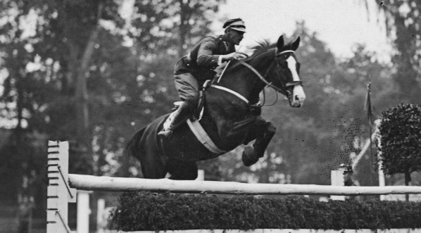  Porucznik Kazimierz Szosland w skoku przez przeszkodę podczas III Międzynarodowego Konkursu Hippicznego w Warszawie w czerwcu 1929 roku.  