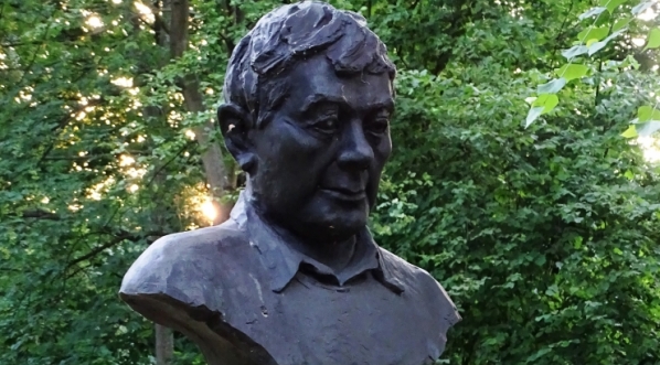  Popiersie Zbigniewa Herberta w parku Jordana w Krakowie.  