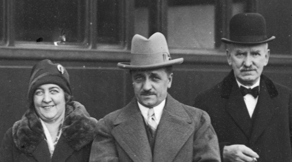  Dr Feliks Młynarski (z laską) udający się na posiedzenie organizacyjne Komitetu Fiskalnego Ligi Narodów na peronie dworca kolejowego 14.10.1929 r.  