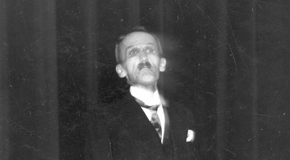  Józef Flach przemawia na uroczystości z okazji 40-lecia Krakowskiego Ochotniczego Towarzystwa Ratunkowego w 1931 roku.  