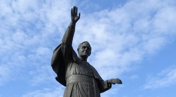  Pomnik papieża Jana Pawła II na Jasnej Górze w Częstochowie.  